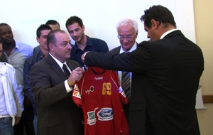 Remise du maillot MHB à Laurent Lesiak, directeur général du groupe Maurin.