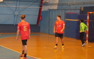 Axel encouragant sa défense.